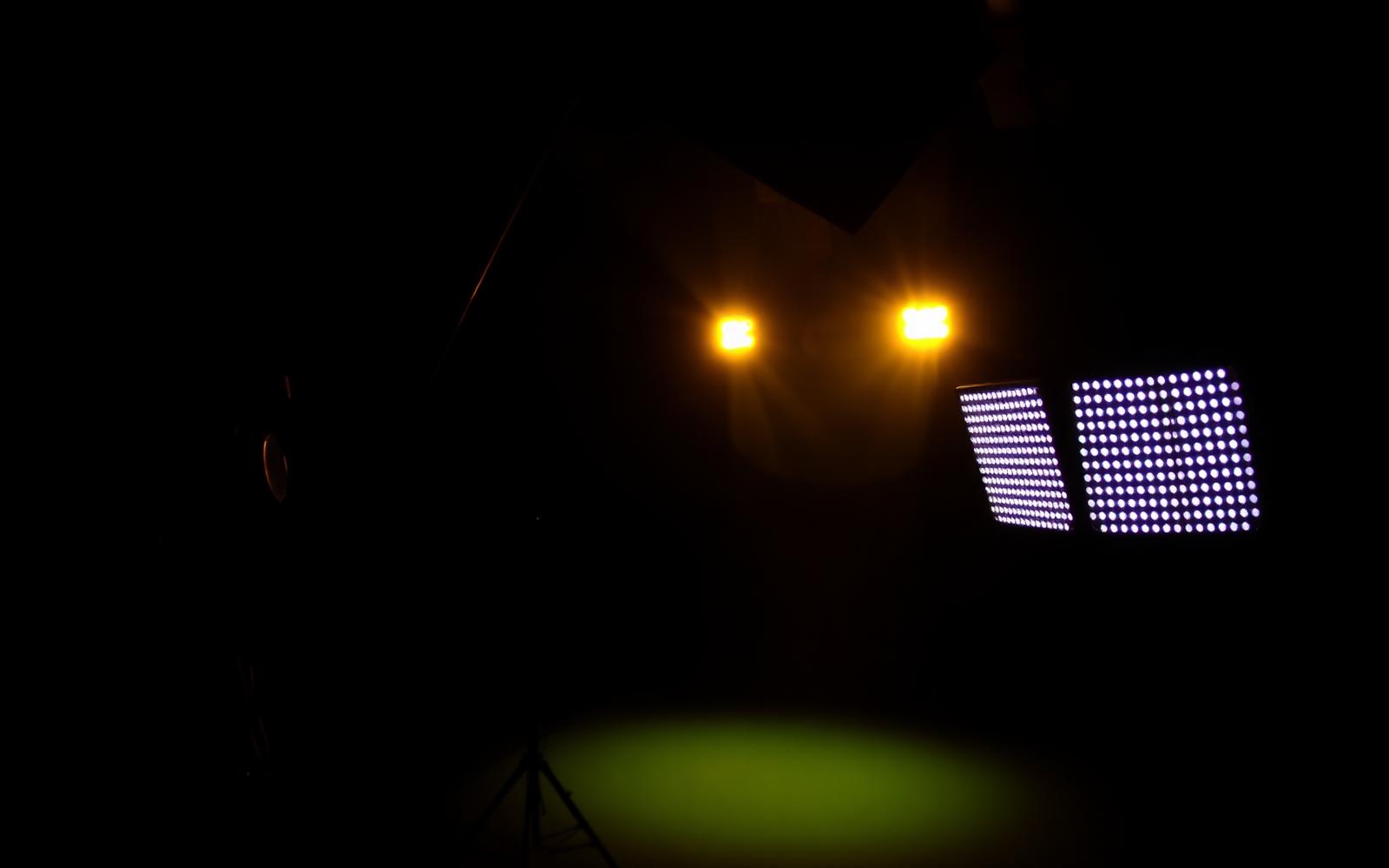 Professionele filmlampen en softboxen in een donkere studio